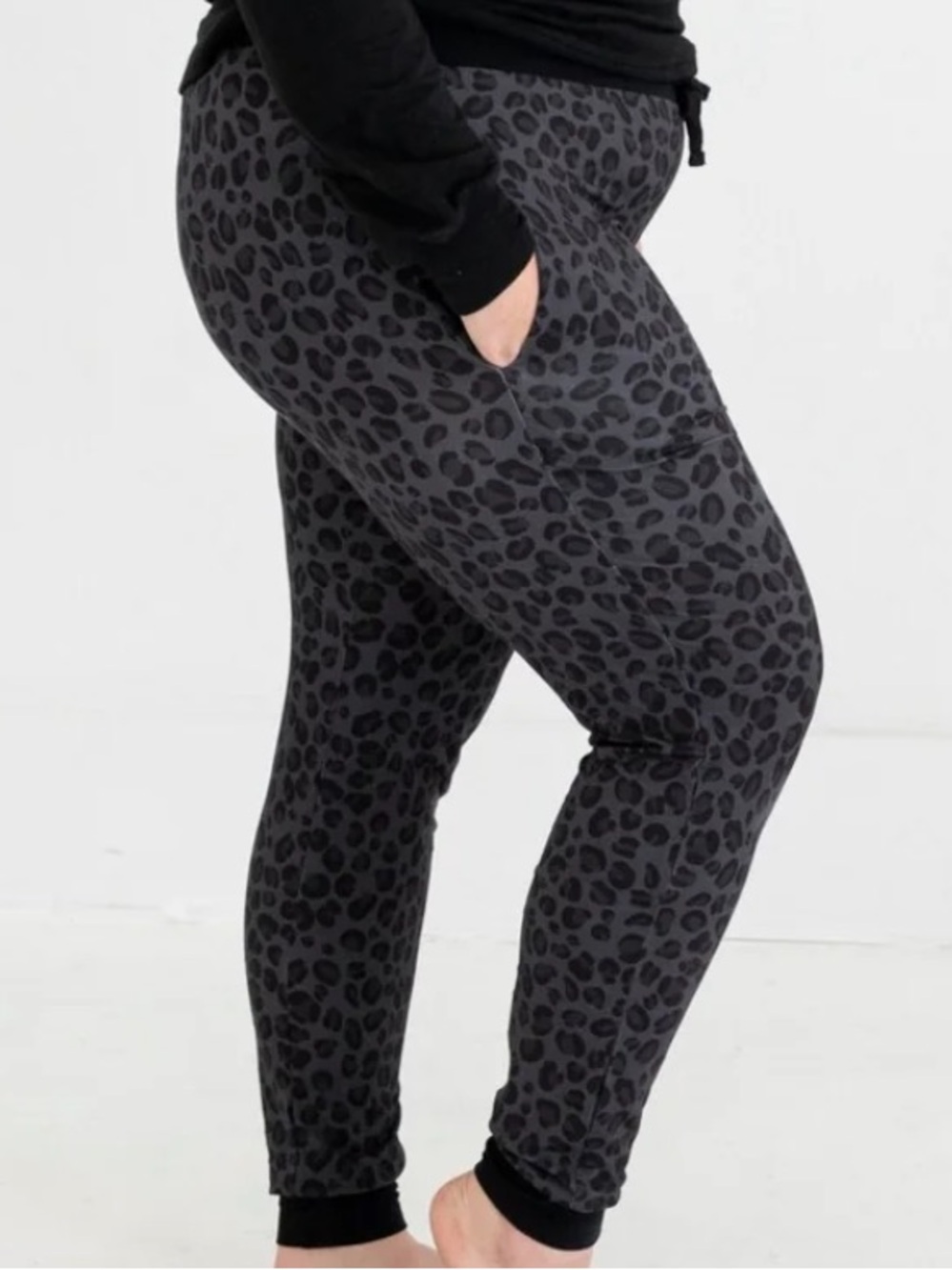 The Sleepy Sloth bamboo women’s joggers pants black spotted in onyx leopard